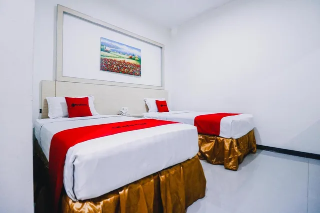 غرفة قياسية بسريرين منفصلين، RedDoorz Plus near Sultan Hasanuddin Airport 1/4