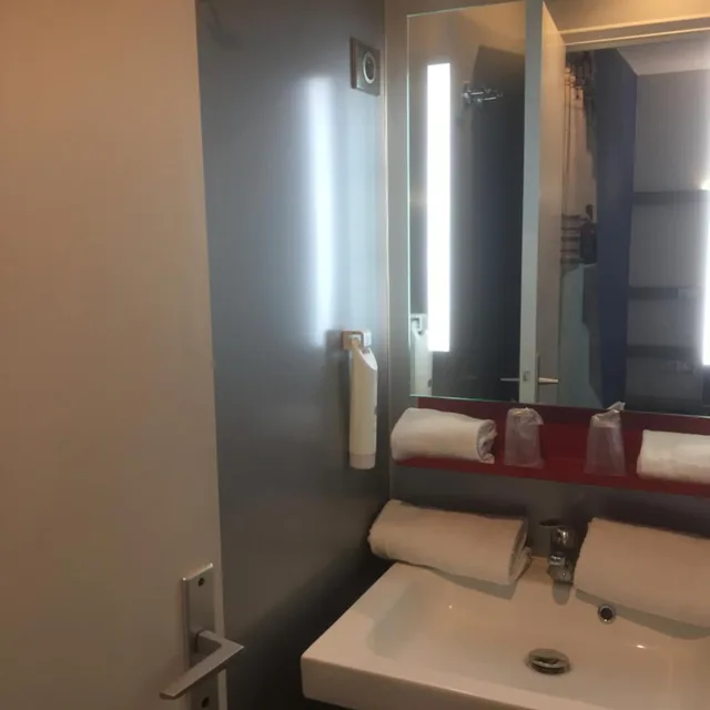 Room, Twin Beds, Enzo Hotels Trappes by Kyriad Direct 5/7