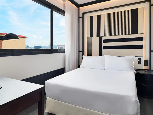غرفة عائلية بسرير كوين مع أريكة، H10 Marina Barcelona 3/6