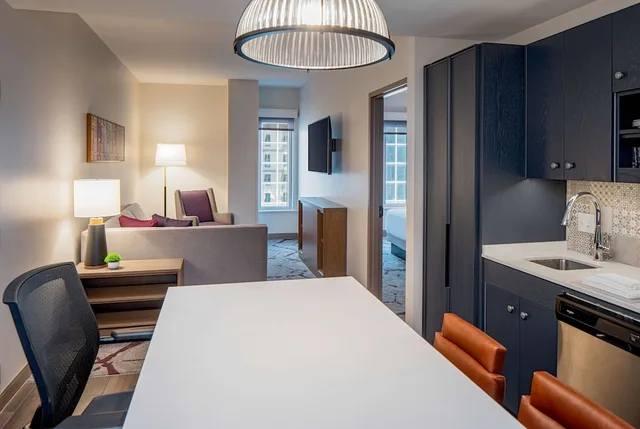 جناح بسرير كينج بغرفة نوم واحدة مع أريكة بمطبخ، Hyatt House Tampa Downtown 2/3