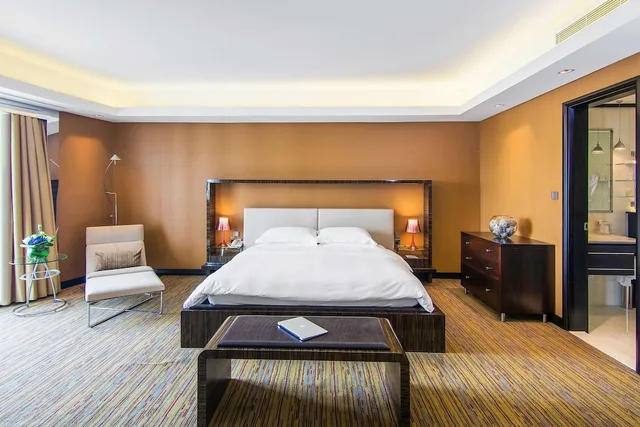 جناح بسرير كينج بغرفة نوم واحدة مع دخول الصالة، Radisson Blu Hotel Dubai Media City 1/2