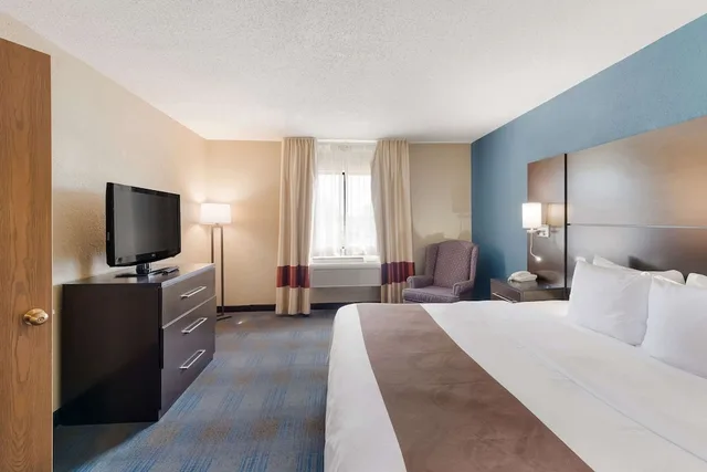 جناح مع أريكة، Quality Inn Upper Sandusky OH 1/6