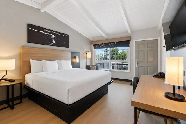 Deluxe, King Bed, Pool View, Thunderbird Lodge 2/8