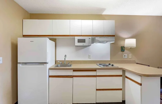 استوديو بسريرين كوين، Studio 6 Extended Stay Memphis Airport TN 2/3