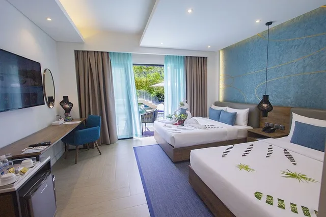 Grand, Connecting, Premier, 1 King and 2 Queen Beds, Pool Access، Fairways And Bluewater Newcoast Boracay 2/3