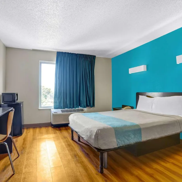 Room, Queen Bed, Accessible, Motel6 Raleigh, NC - North 3/10