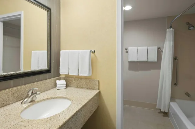 Room, King Bed, Accessible, Courtyard Rockford 1/5