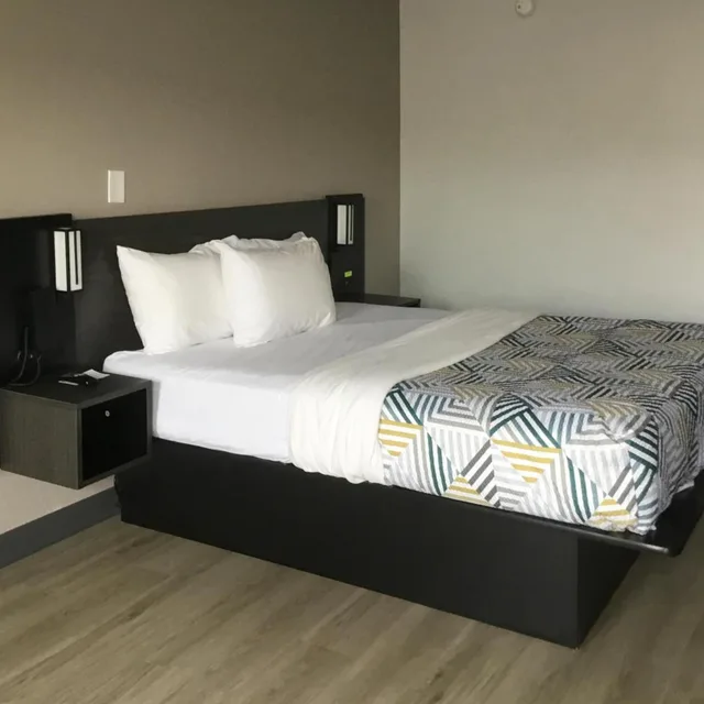 غرفة بسرير كينج بجاكوزي، Motel6 Farmington Hills, MI - Northwest - Farmington Hills 7/10