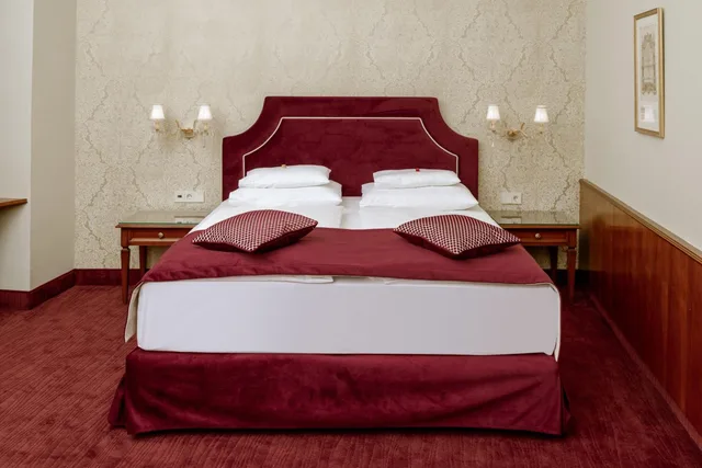 Room, King Bed, Stefanie 9/10