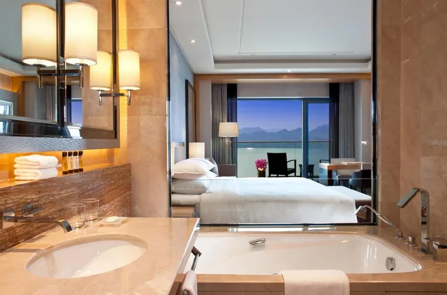 غرفة بسريرين منفصلين بإطلالة على البحيرة بشرفة، SHERATON QIANDAO LAKE RESORT 5/7