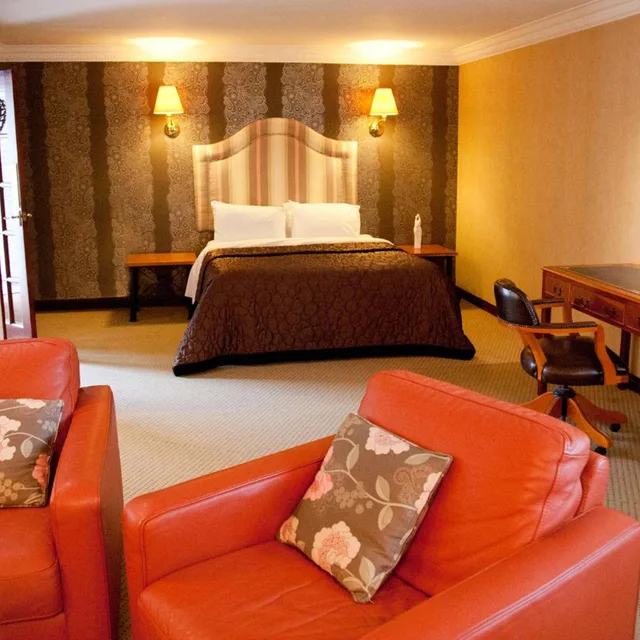 جناح جونيور، Castlecary House Hotel 1/4