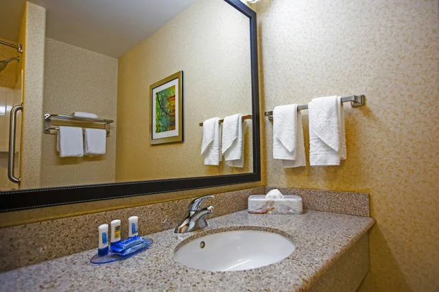غرفة بسرير كينج، Fairfield Inn & Suites Toledo North 2/2