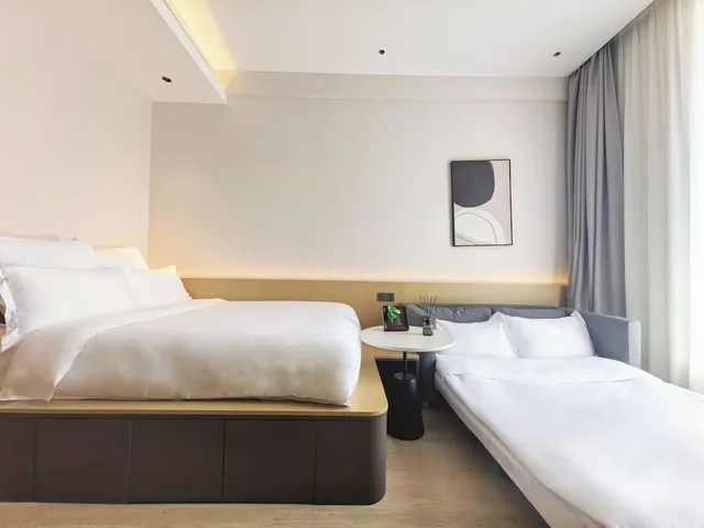 غرفة تنفيذية ثلاثية بسرير كوين مع أريكة، base-Sanlitun Serviced Apartment 1/10