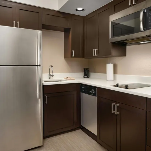 جناح بسرير كوين بغرفة نوم واحدة مع أريكة، Residence Inn By Marriott Atlanta Midtown Georgia Tech 8/10