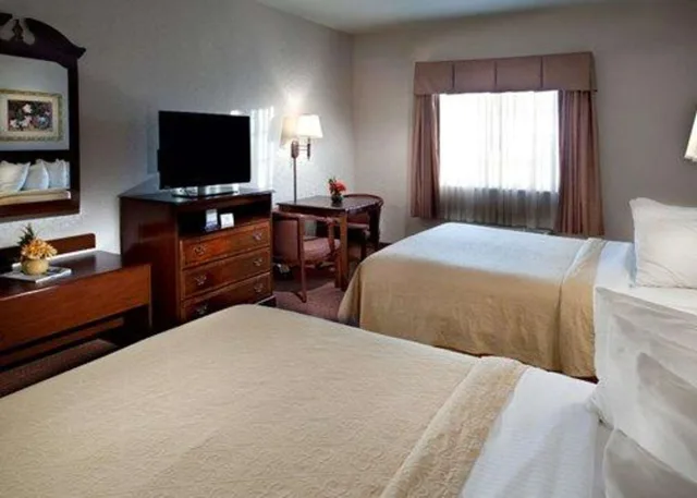 غرفة بسريرين كوين، Quality Inn and Suites Near University 1/1
