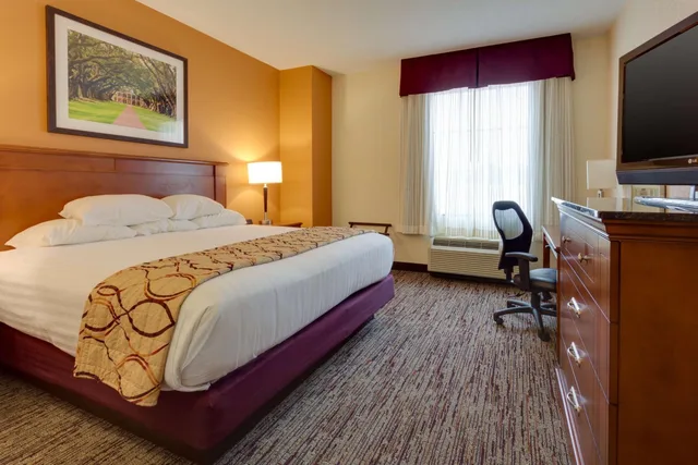غرفة سوبيريور ديلوكس بسرير كينج، DRURY INN AND SUITES BATON ROUGE 1/3
