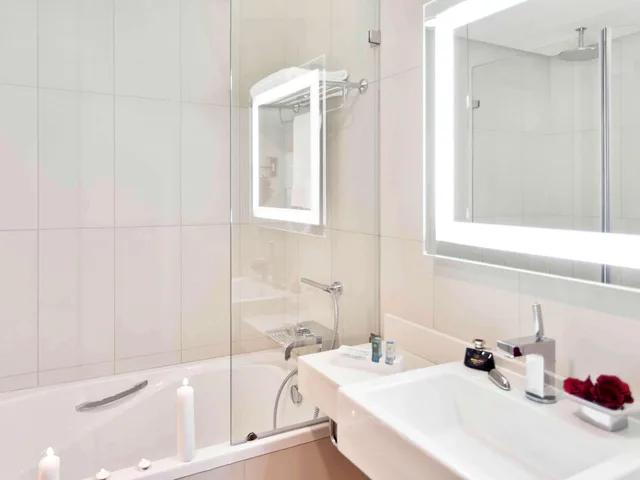 Superior, Suite, Double Bed, Novotel Abu Dhabi Gate 2/2