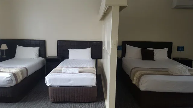 غرفة سوبيريور عائلية بسرير كوين وسريرين منفصلين بمطبخ، Sanctuary Resort Motor Inn 3/4