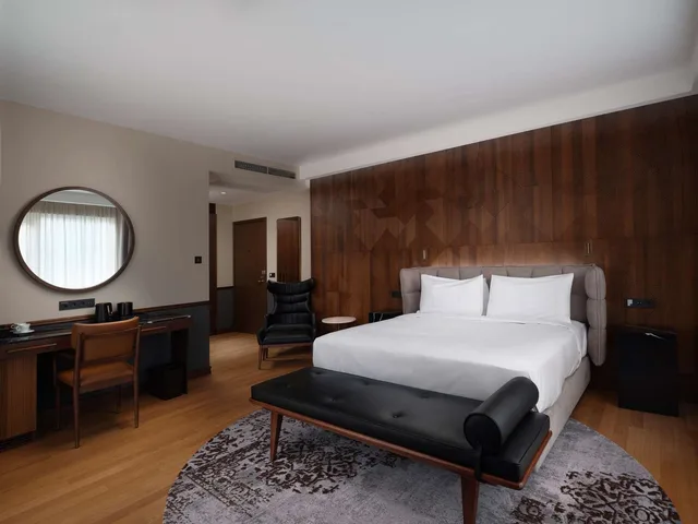 جناح جونيور، Iceland Parliament Hotel, Curio Collection by Hilton 2/3