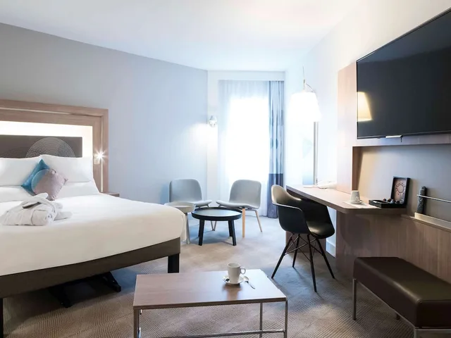 Executive, Queen Bed, Sofa, NOVOTEL CHATEAU DE VERSAILLES 2/6