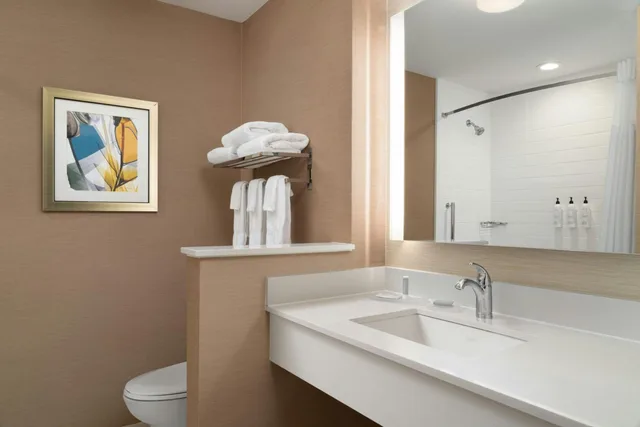 غرفة بسرير كوين، Fairfield Inn Suites London 6/10