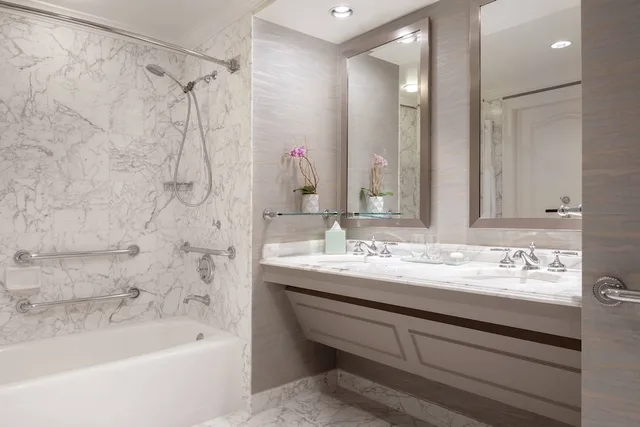 غرفة ديلوكس بسريرين كوين بشرفة لذوي الإعاقة، The Ritz Carlton Sarasota 2/2