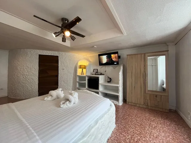 غرفة بسرير مزدوج وسرير فردي مع أريكة، Harrys Steakhouse & Beach Hotel 1/3
