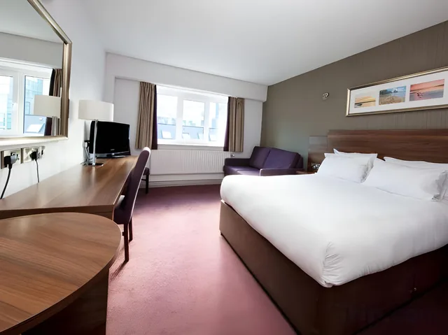 غرفة سوبيريور عائلية بسرير مزدوج مع أريكة، Leonardo Hotel Cork 1/2