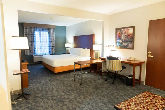 جناح تنفيذي بسرير كينج مع أريكة، La Quinta Inn & Suites by Wyndham Bannockburn-Deerfield 5/8
