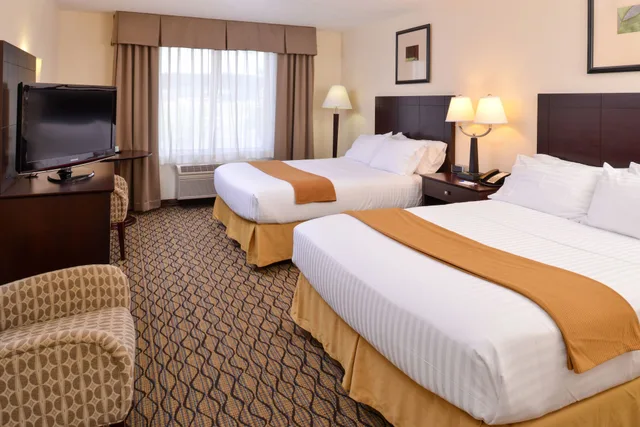 غرفة قياسية بسريرين كوين بحوض استحمام لذوي الإعاقة، Holiday Inn Express St. Croix Valley 1/3