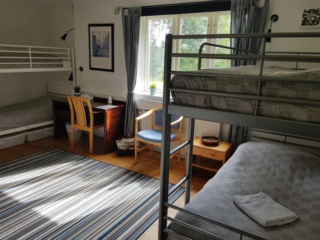 غرفة رباعية بأسرّة بطابقين بإطلالة على الحديقة بحمام مشترك في الملحق، Brukshotellet Skinnsberg 1/10