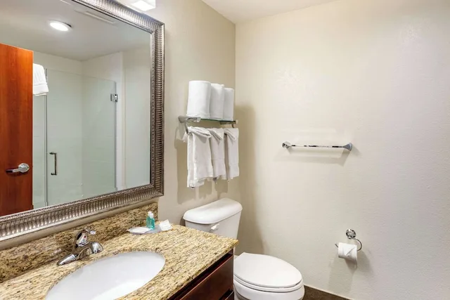 Efficiency, Suite, 2 Queen Beds, Sofa، MainStay Suites Near Denver Downtown 8/10