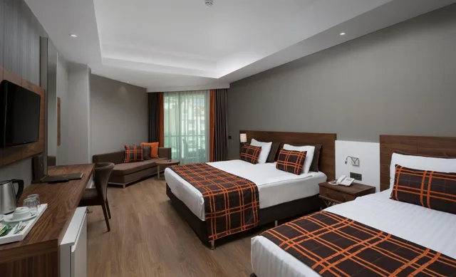 غرفة بسرير مزدوج بإطلالة على البحر بشرفة، Side Sunport Hotel & Spa 1/2