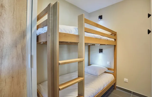 شقة بسريرين منفصلين وسرير بطابقين بإطلالة على الجبل مع سرير سحّاب إضافي، Residence Odalys le Mont d'Auron 3/5