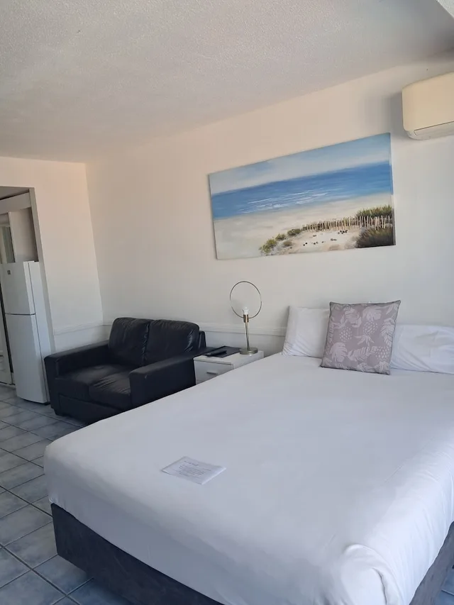 غرفة بسرير كوين وسرير فردي بإطلالة على البحر، BAYVIEW TOWER 5/10