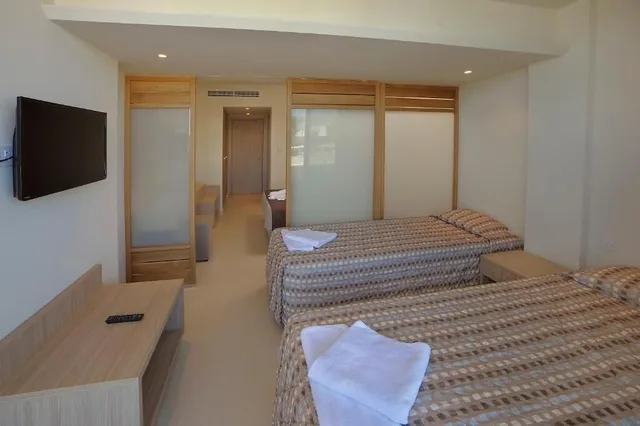 غرفة سوبيريور عائلية بسرير مزدوج وسريرين منفصلين بإطلالة على البحر، Nelia Beach Hotel & Spa 1/2