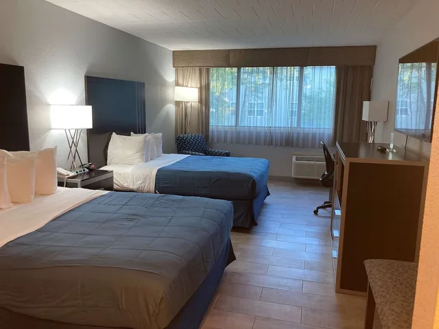 غرفة قياسية بسريرين كوين يُسمح فيها بالحيوانات الأليفة، Best Western Plus Reading Inn & Suites 2/2