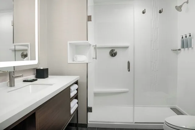 غرفة قياسية بسريرين كوين لذوي الإعاقة، Courtyard by Marriott Bozeman 3/3