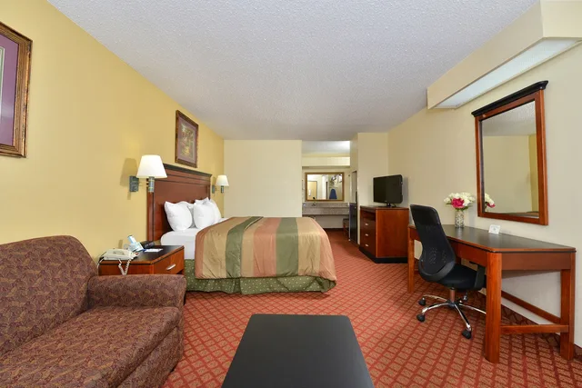 جناح بسرير كينج مع أريكة بحوض جاكوزي للمدخنين، Americas Best Value Inn Brookhaven 2/4