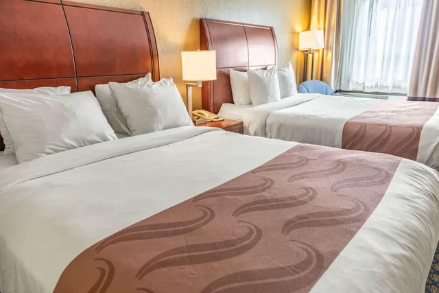 غرفة بسريرين مزدوجين، Quality Inn & Suites Seville OH 1/4