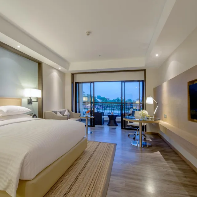 غرفة تنفيذية بسرير كينج بشرفة، COURTYARD BY MARRIOTT SIEM REAP RESORT 3/10