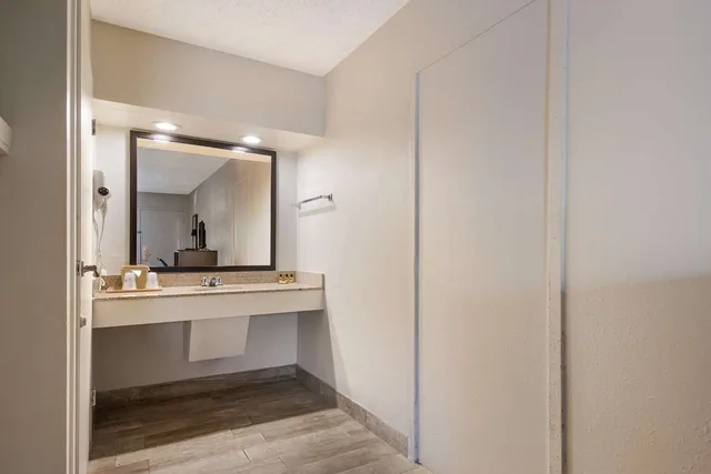غرفة بسرير كينج لذوي الإعاقة، SureStay Hotel by Best Western St. Pete Clearwater Airport 7/7