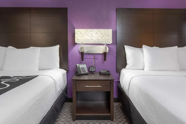 غرفة بسريرين مزدوجين، La Quinta Inn & Suites by Wyndham Clifton/Rutherford 1/3