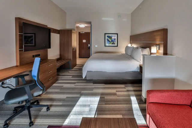 جناح بسرير كينج بغرفة نوم واحدة بمنطقة جلوس، Holiday Inn Express & Suites Nashville Metrocenter Downtown 5/6
