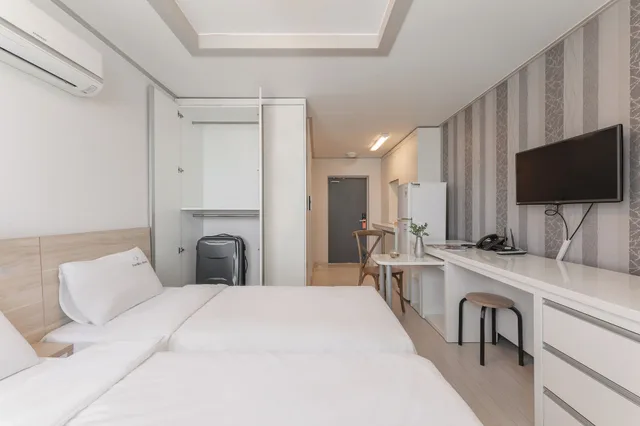غرفة ديلوكس بسرير مزدوج وسرير فردي، Staywell Hotel 4/10
