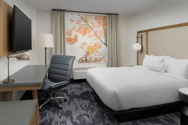 غرفة بسرير كينج بإطلالة على المدينة بشرفة، Fairfield Inn & Suites by Marriott Nashville Near Vanderbilt 1/3