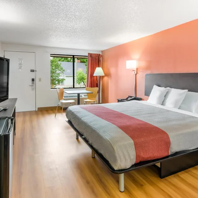 Deluxe, King Bed, Motel6 Salem, VA 1/10