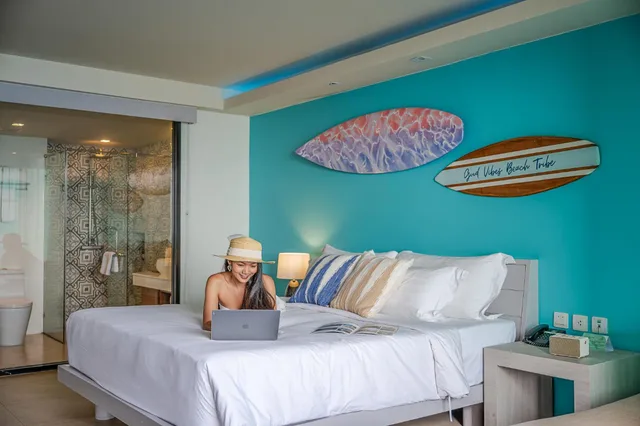 غرفة ديلوكس بسرير كينج بإطلالة على البحر، Zenmaya Oceanfront Phuket, Trademark Collection by Wyndham 6/10