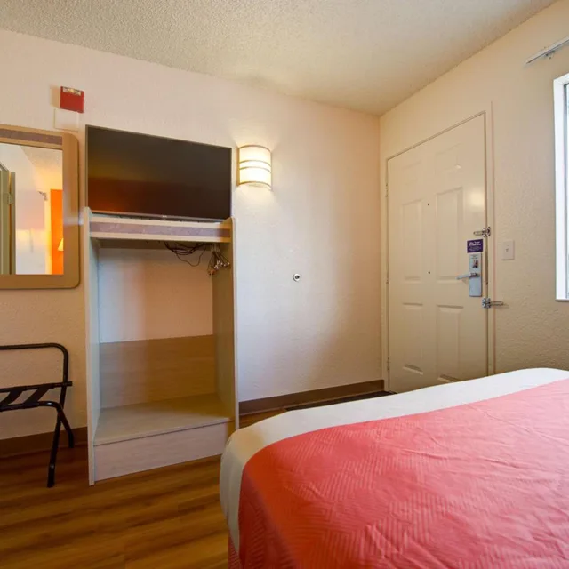1 Queen Bed Micfridge, Motel6 Seattle, WA - Airport 3/10