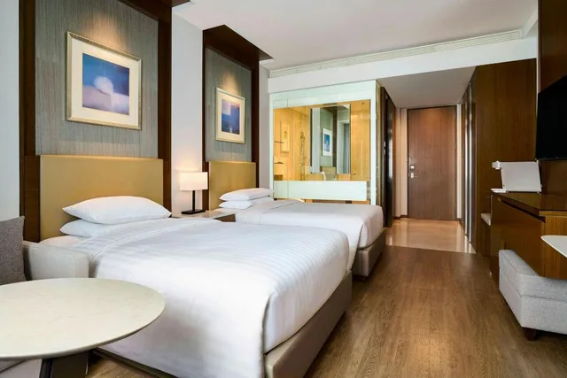 غرفة بسريرين منفصلين مع دخول الصالة في طابق مرتفع، Courtyard By Marriott Seoul Times Square 3/8